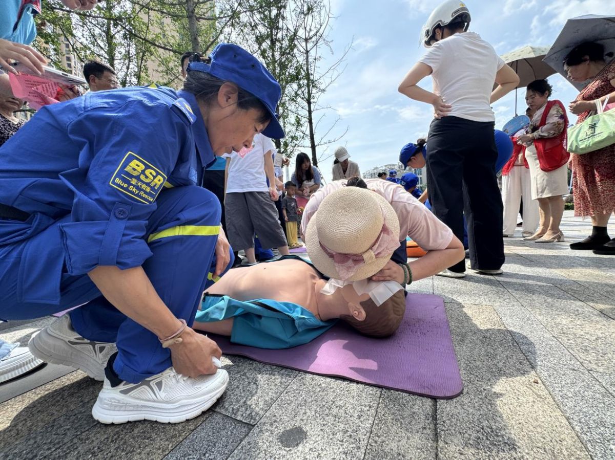香江社区联合蓝天救援队开展消防急救宣讲活动