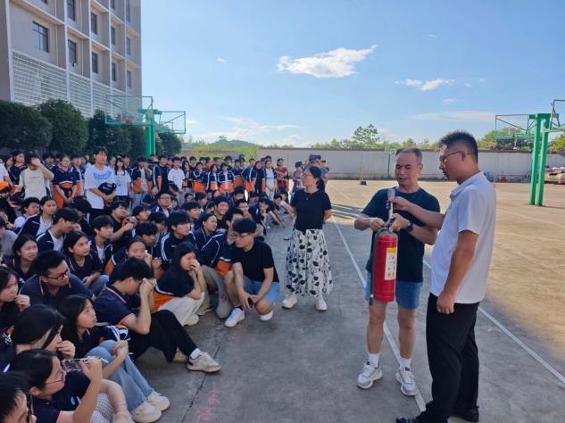 祁东县云兴湖中学举行消防安全实战演练