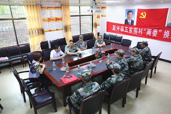 贺小坤民兵一对一结对帮扶贫困户要形成常态化