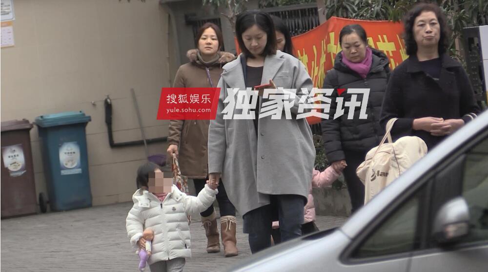 日前,朱亚文妻子沈佳妮在接女儿时,因衣着宽松被疑怀有二胎.